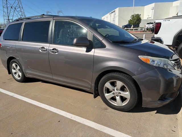 2015 Toyota Sienna LE photo 2