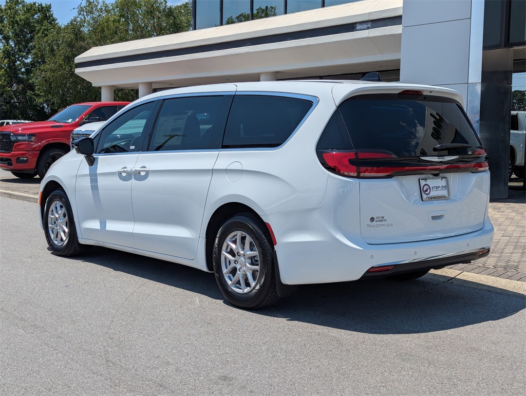 2026 Chrysler Pacifica photo 6