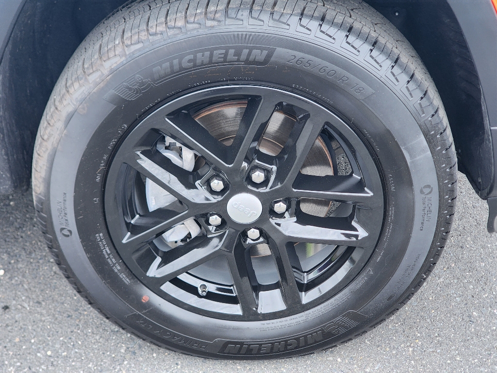 2025 Jeep Grand Cherokee Laredo photo 4