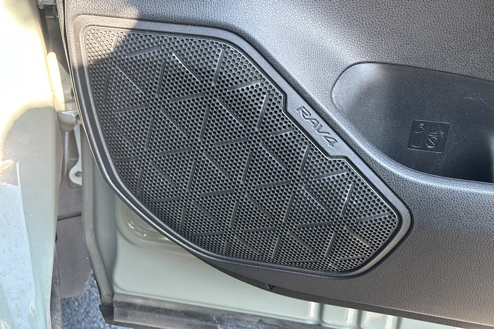 2022 Toyota RAV4 Hybrid XLE photo 19