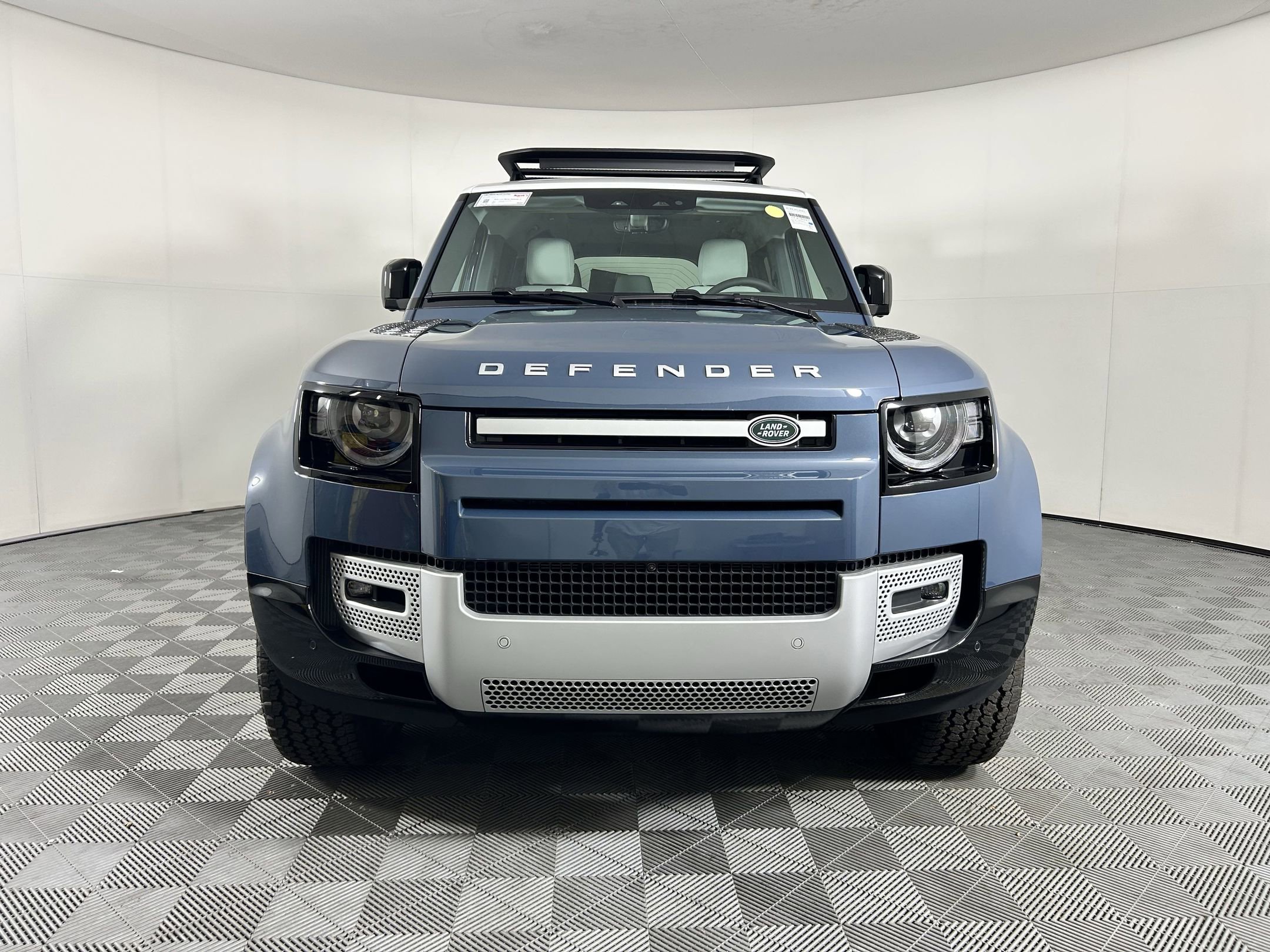 2025 Land Rover Defender 110 S photo 4