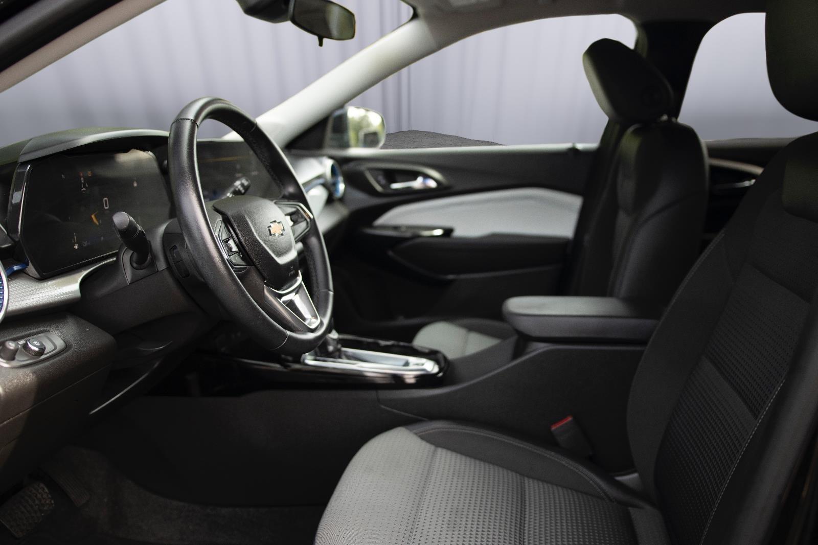 2024 Chevrolet Trax LT photo 2