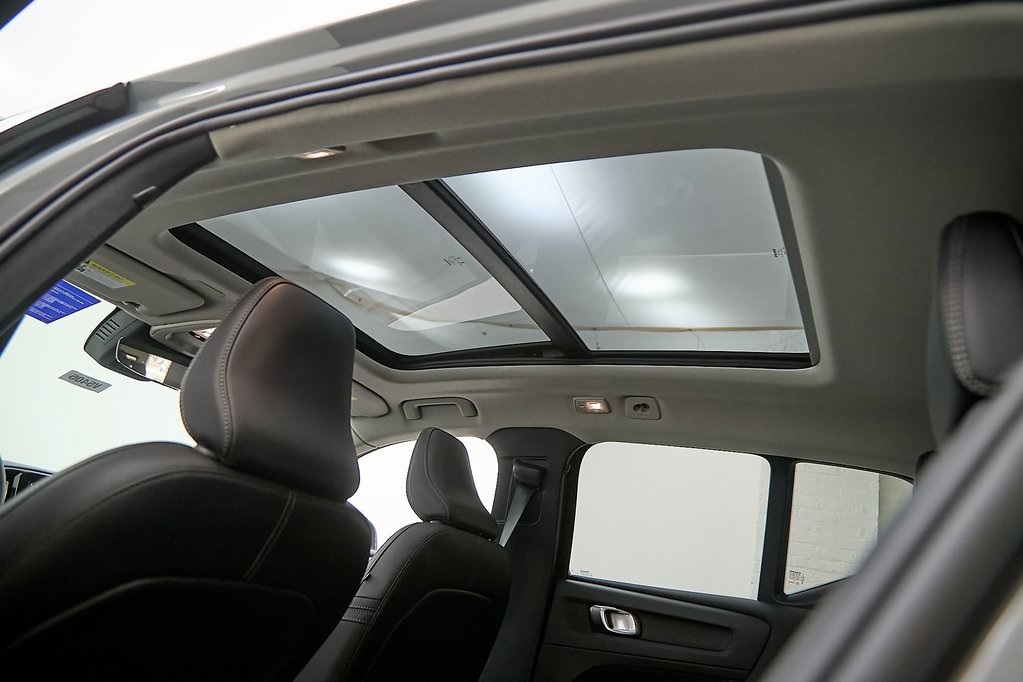 2025 VOLVO XC40 - Image 16