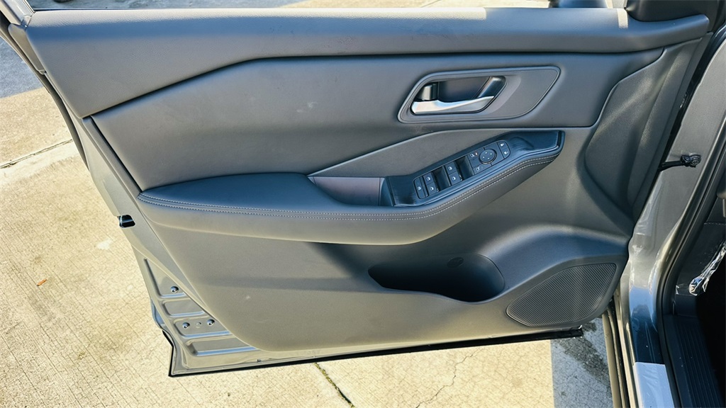 2026 Nissan Rogue SV photo 11