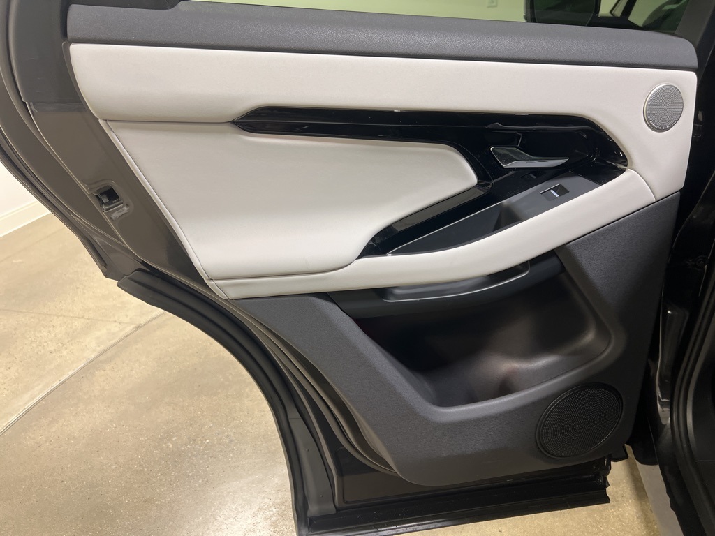 2025 Land Rover Range Rover Evoque Dynamic SE photo 17
