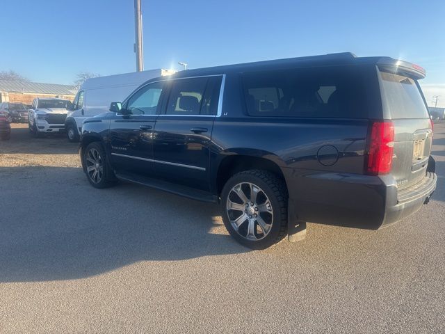 2017 Chevrolet Suburban LT photo 4