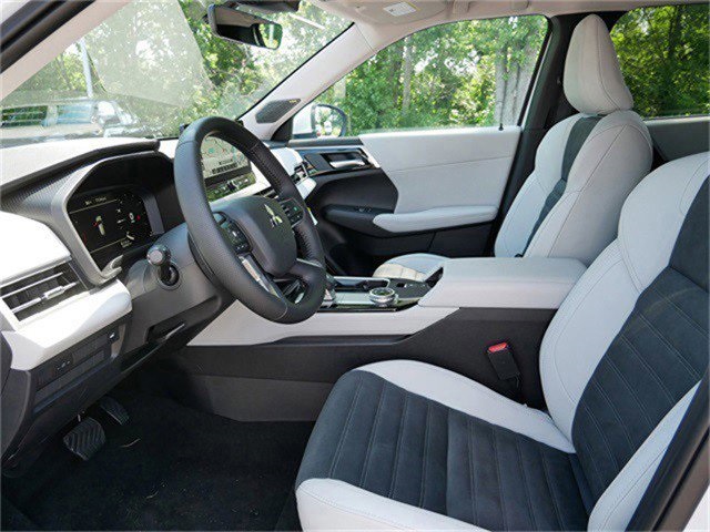 2025 Mitsubishi Outlander SE photo 4