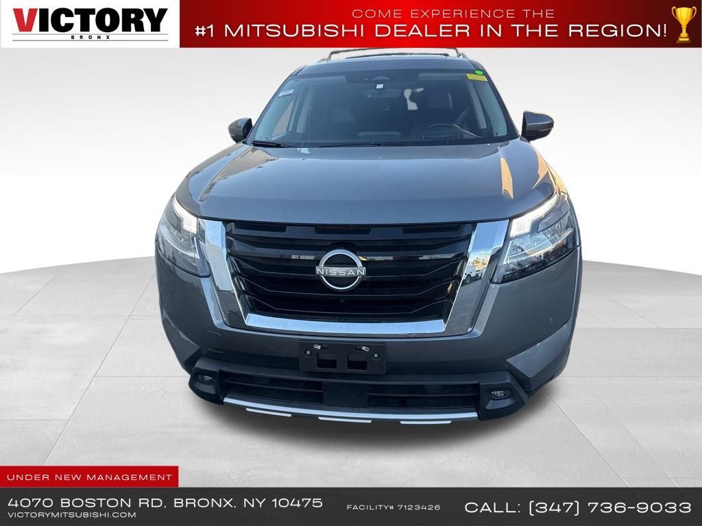 2023 Nissan Pathfinder Platinum photo 2