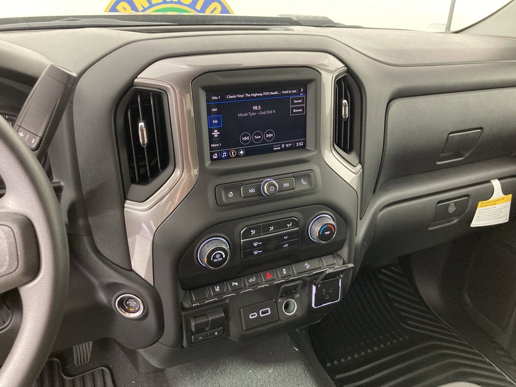2025 Chevrolet Silverado 2500HD Custom photo 2