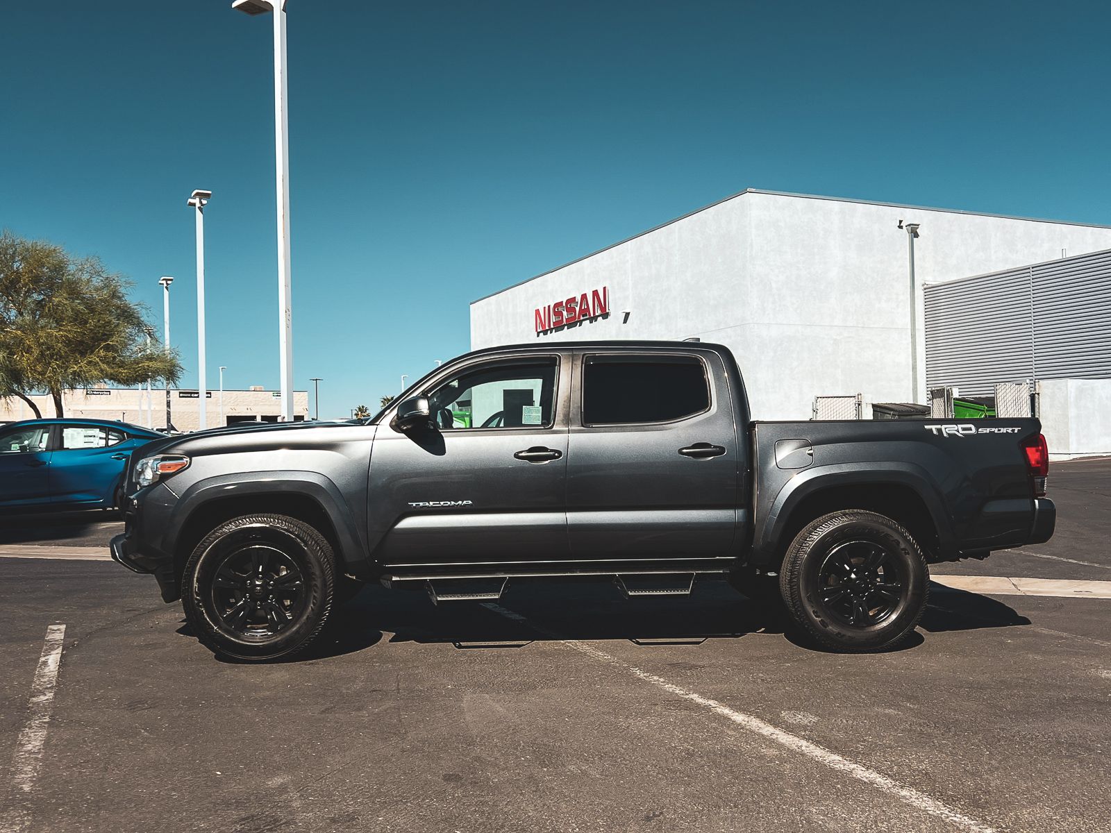 2017 Toyota Tacoma SR5 TRD Sport photo 3