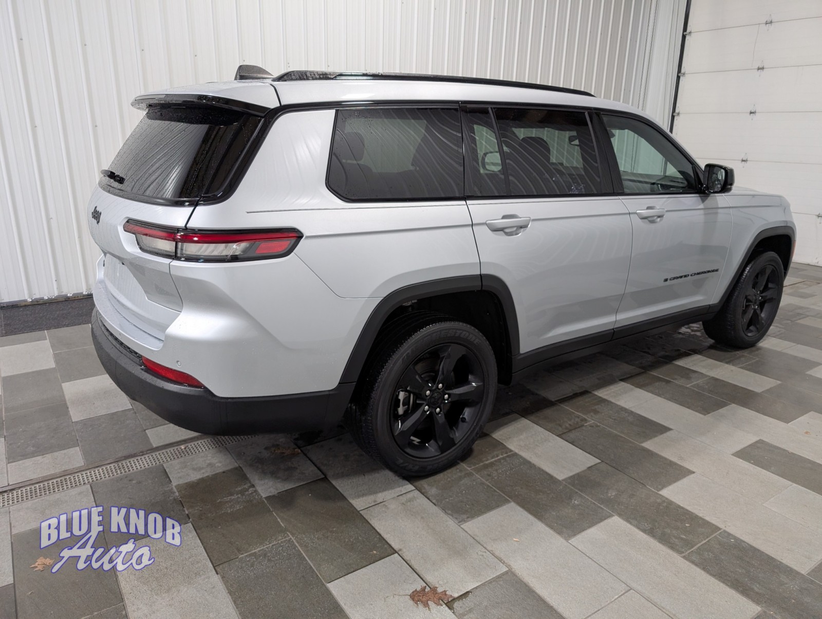 2023 Jeep Grand Cherokee Laredo Altitude photo 3