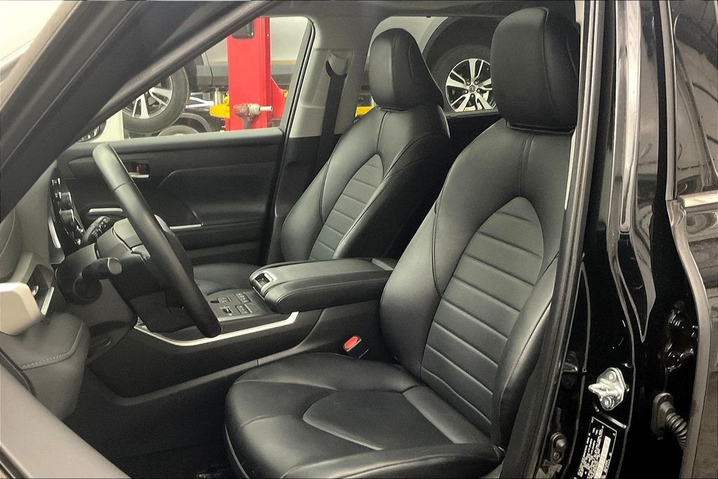 2022 Toyota Highlander XLE photo 23