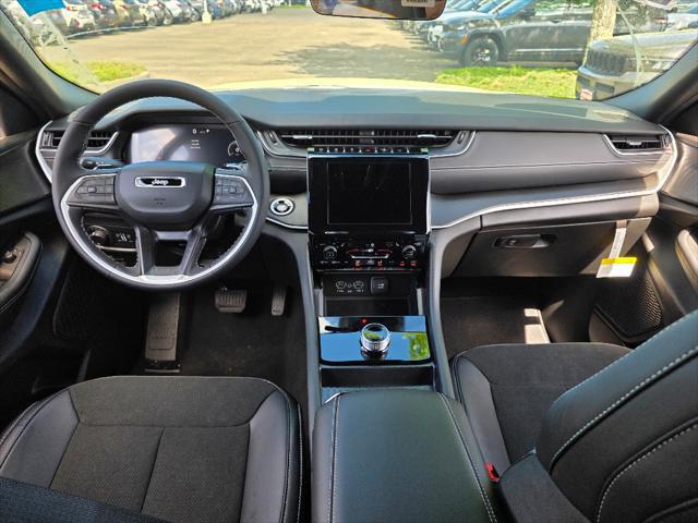 2025 Jeep Grand Cherokee Laredo Altitude photo 2