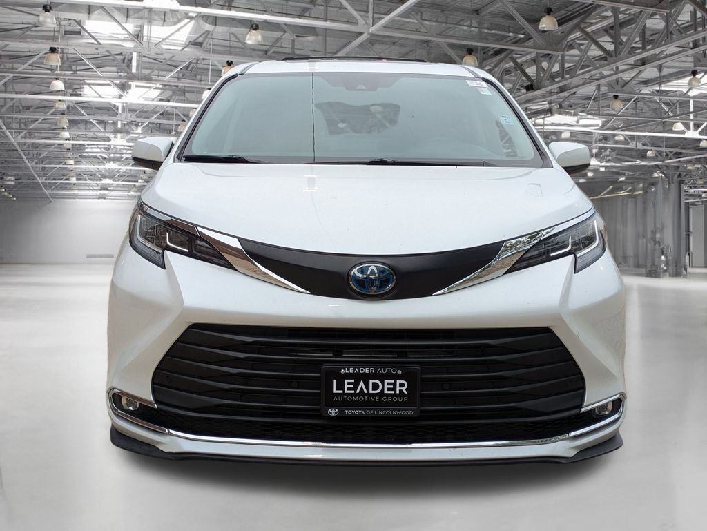 2022 Toyota Sienna XLE photo 2
