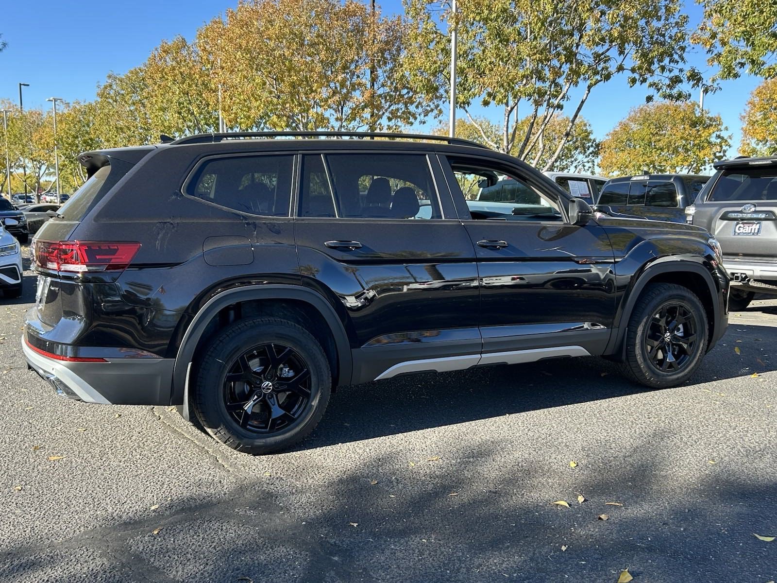2025 Volkswagen Atlas Peak Edition SE photo 3
