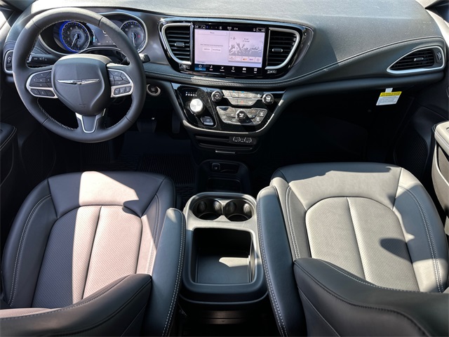 2025 Chrysler Pacifica photo 14