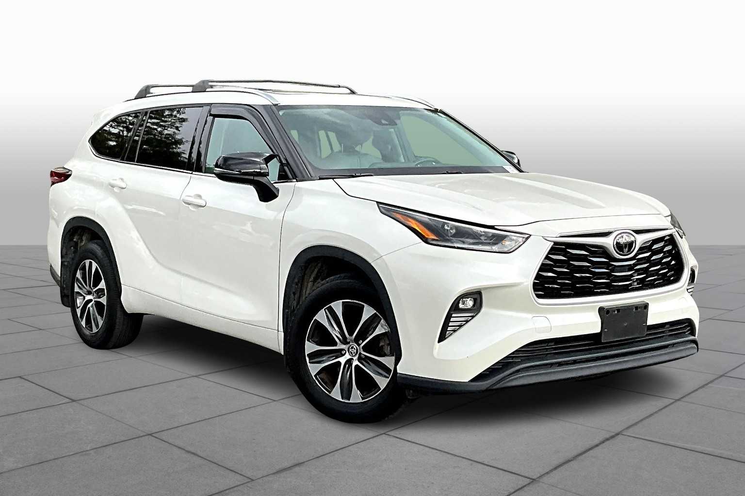 2021 Toyota Highlander XLE photo 2