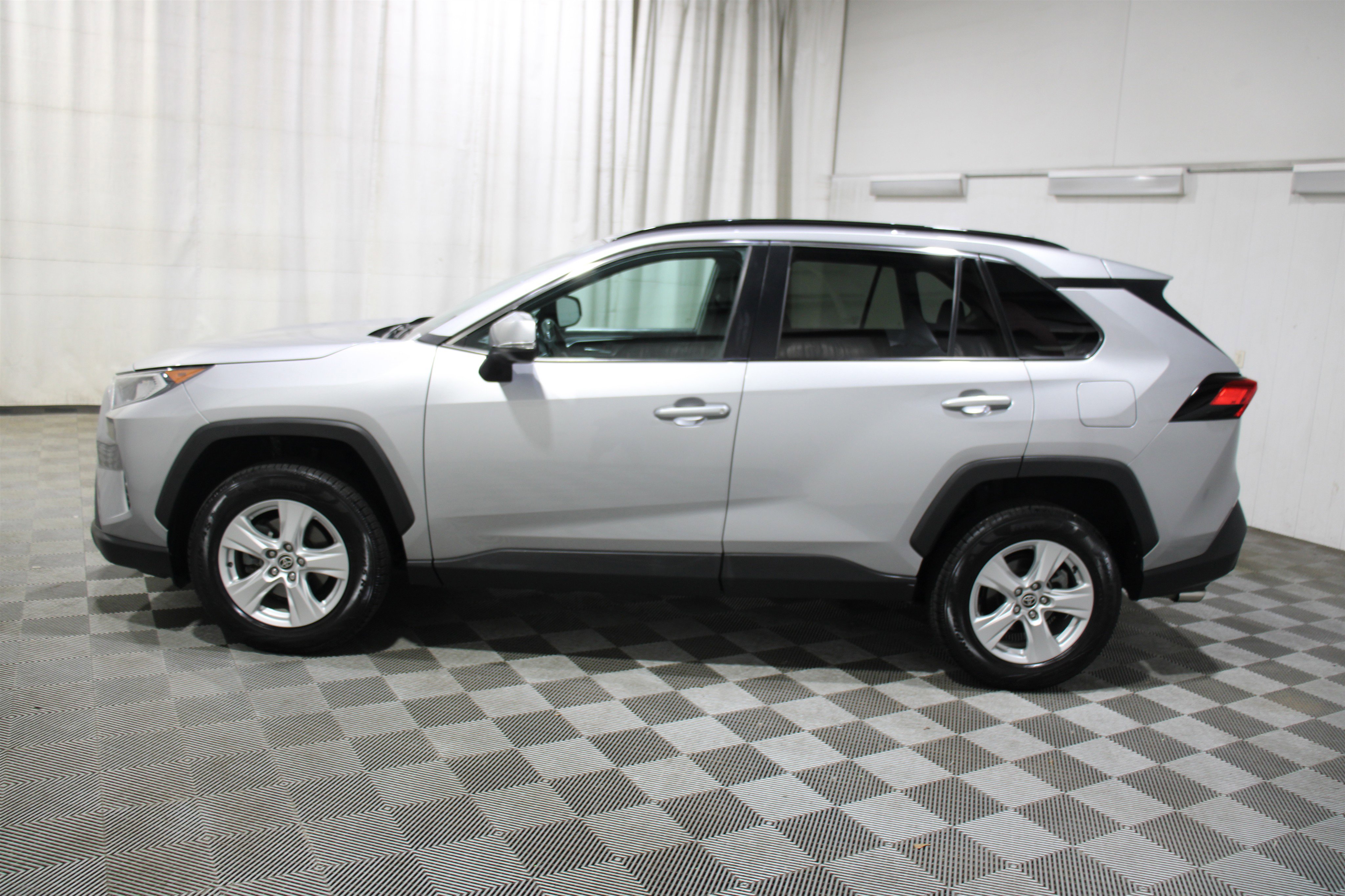 2021 Toyota RAV4 XLE photo 12