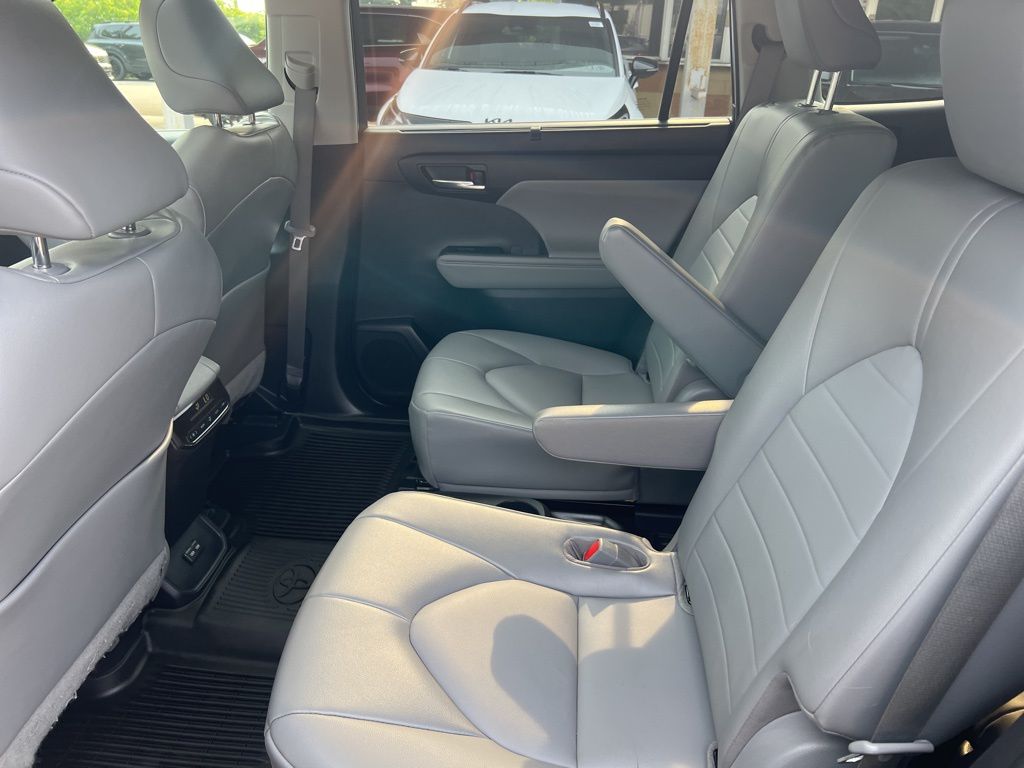 2022 Toyota Highlander XLE photo 9