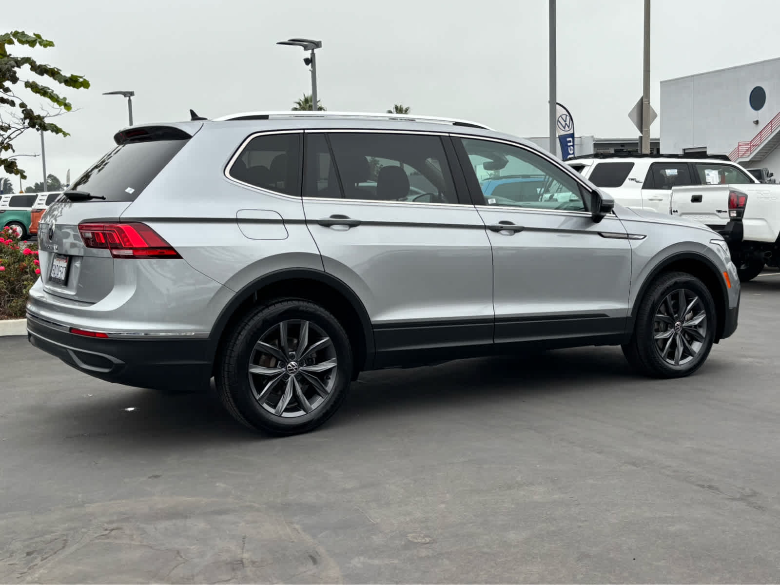 2022 Volkswagen Tiguan SE photo 2