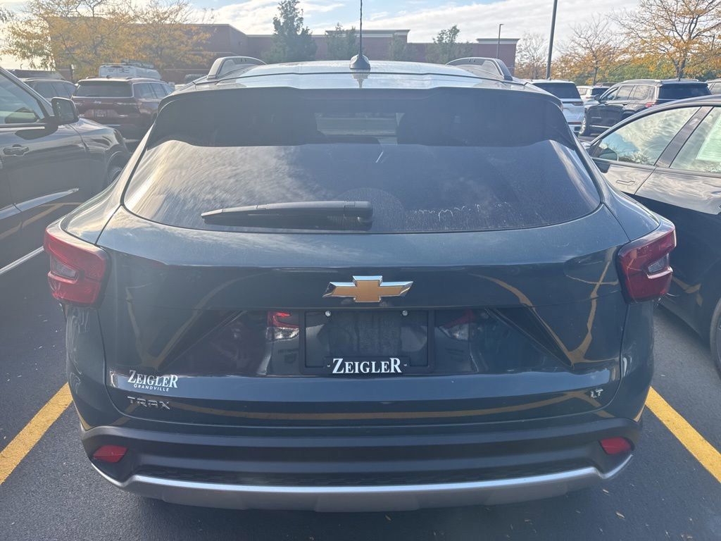 2025 Chevrolet Trax LT photo 4