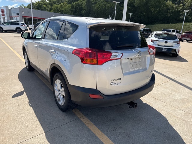 2015 Toyota RAV4 LE photo 9