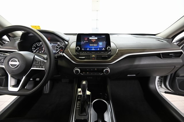 2023 Nissan Altima 2.5 SV photo 2