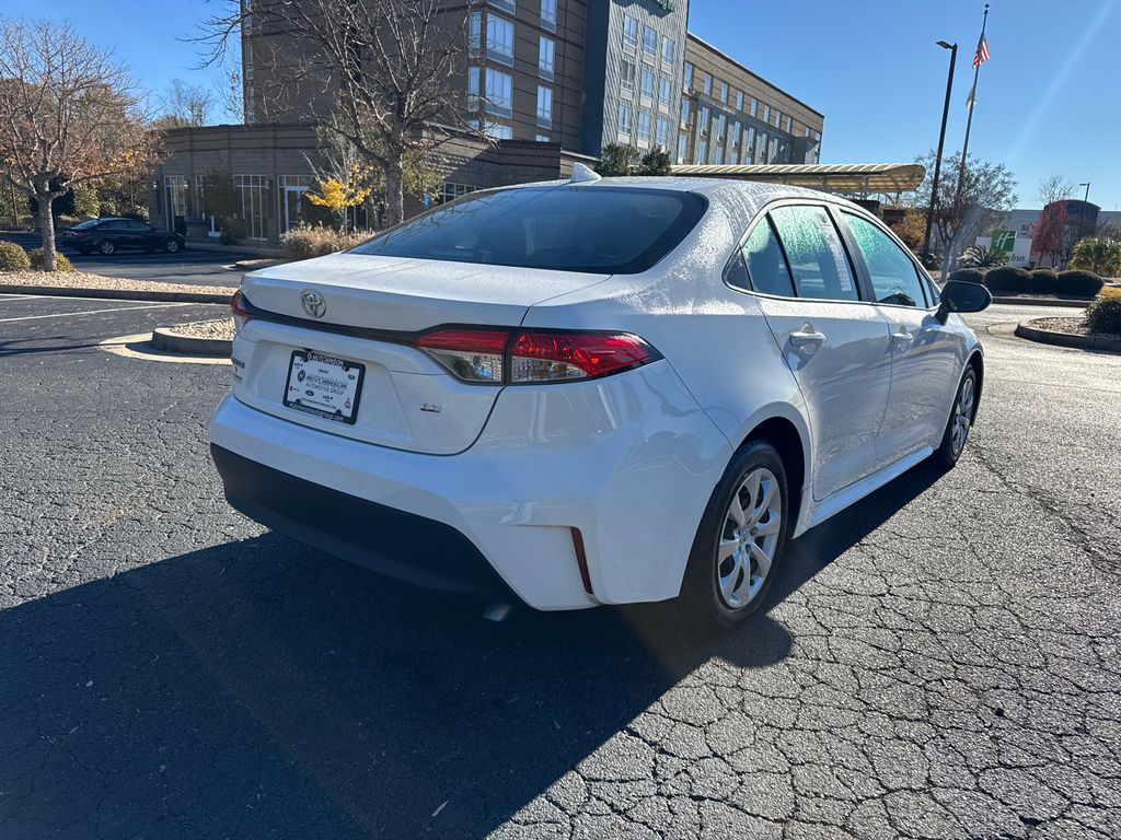 2025 Toyota Corolla LE photo 3