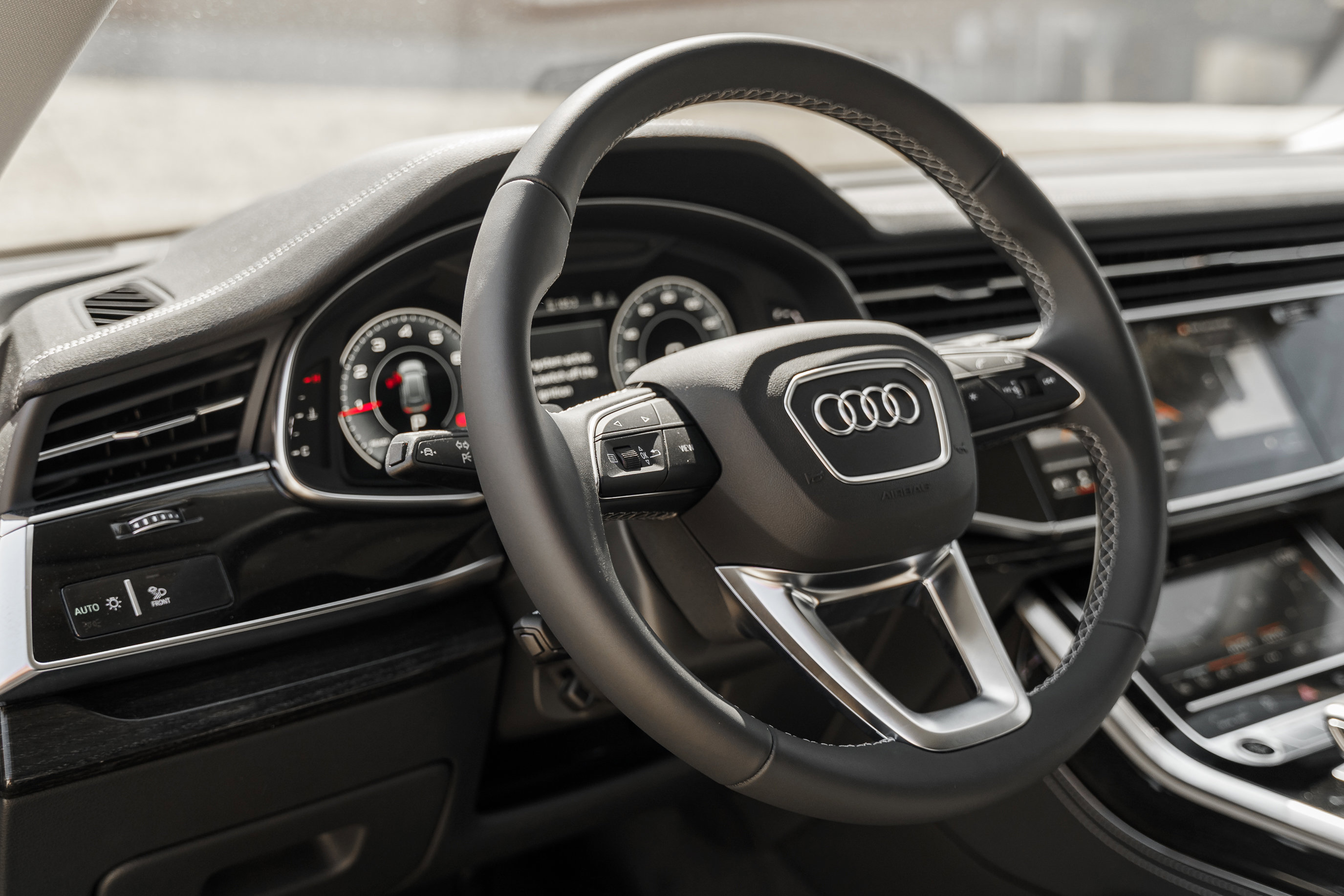 2025 Audi Q8 55 Premium Plus photo 8