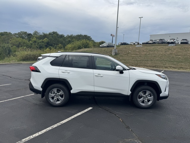 2025 Toyota RAV4 XLE photo 2