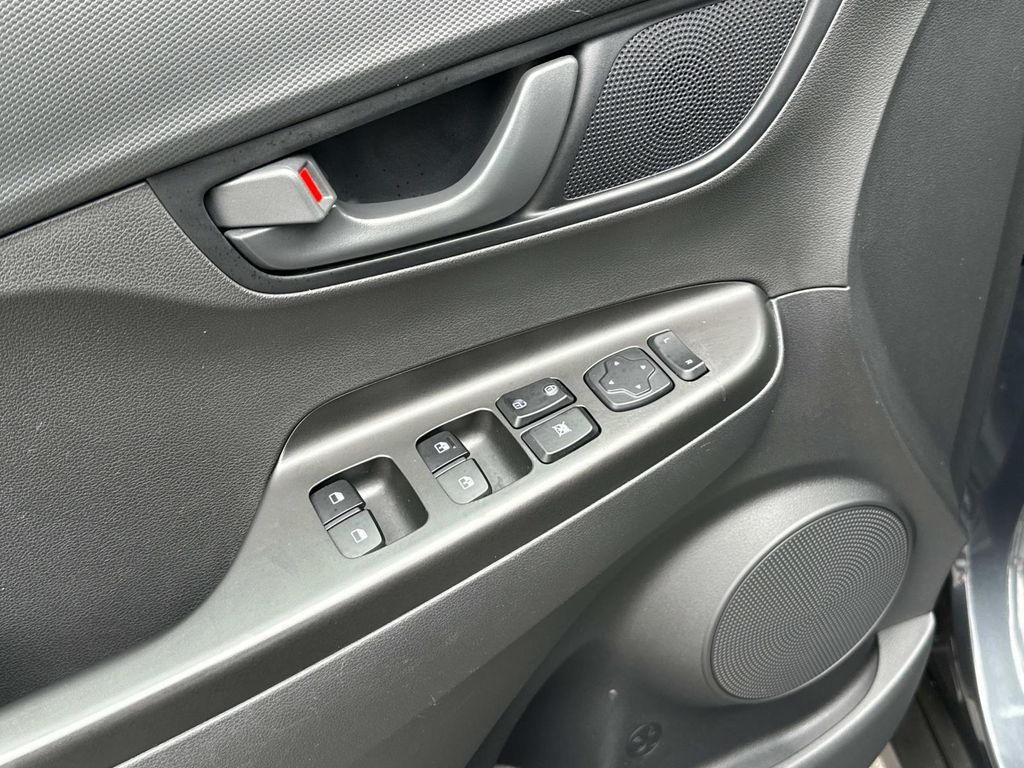 2023 Hyundai Kona SEL photo 32