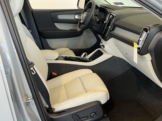 2025 Volvo XC40 Plus photo 31