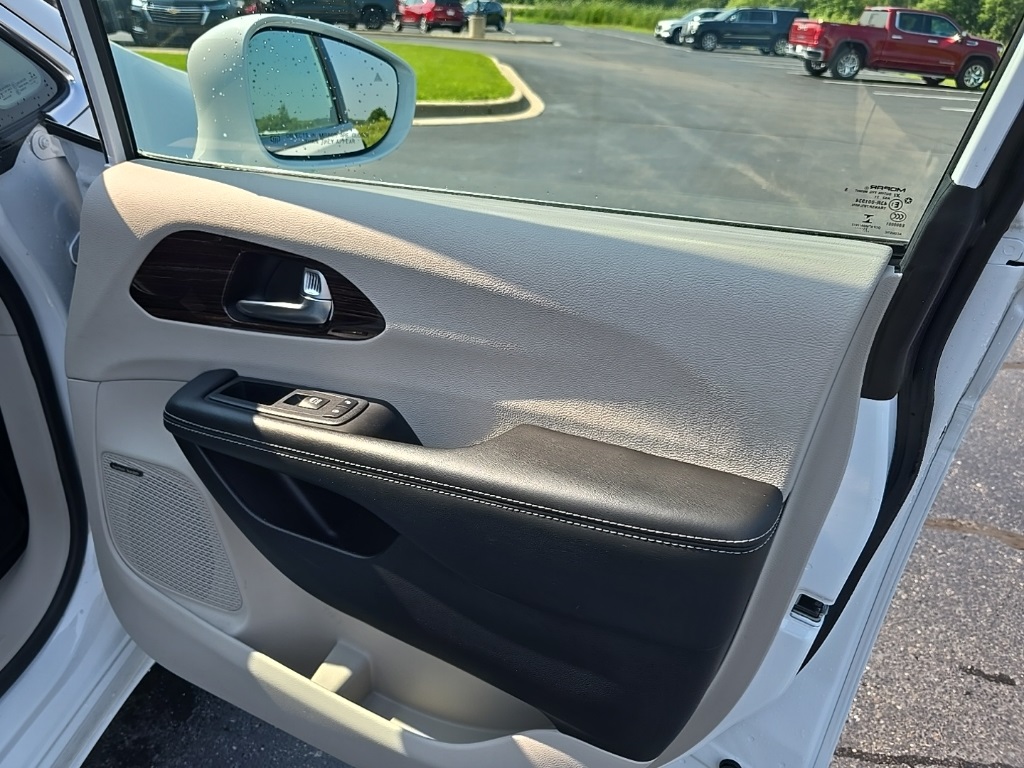 2022 Chrysler Pacifica Limited photo 24
