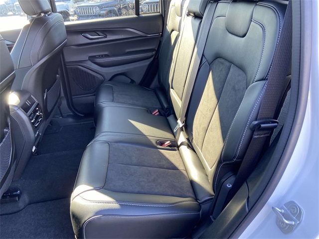 2025 Jeep Grand Cherokee Altitude photo 11