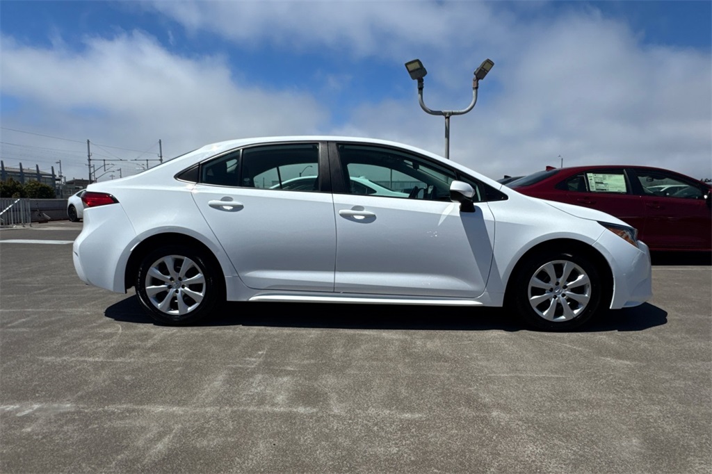2023 Toyota Corolla LE photo 3