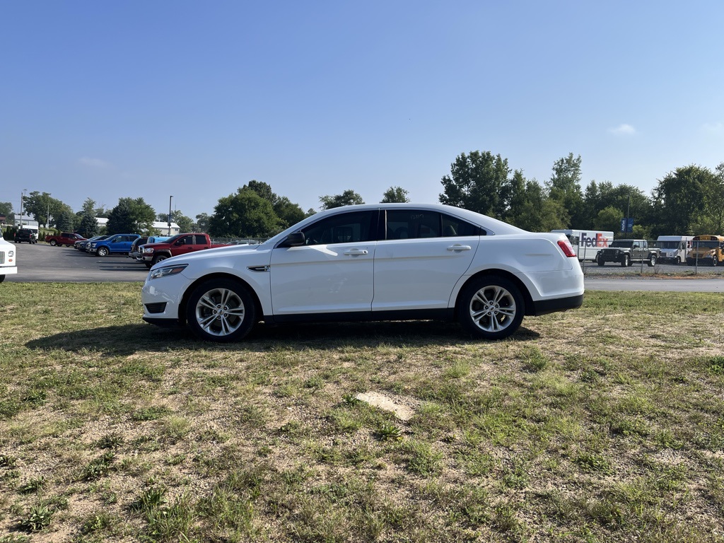 2018 Ford Taurus SE photo 3