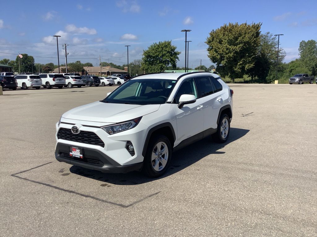 2020 Toyota RAV4 XLE photo 4