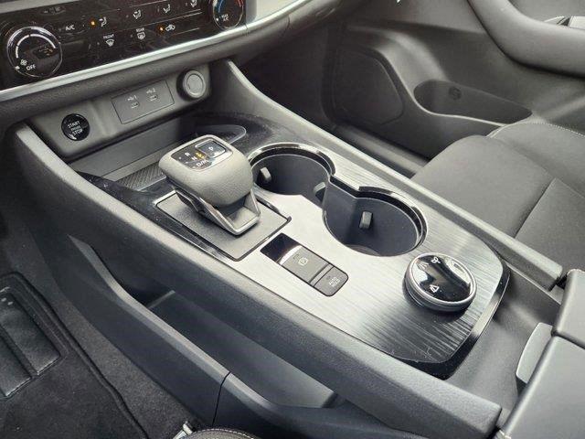 2025 Nissan Rogue S photo 17