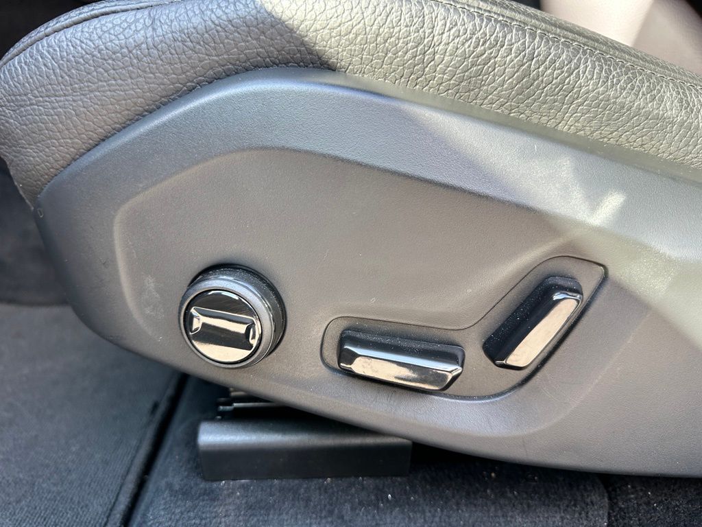 2025 Volvo XC60 B5 Plus photo 14