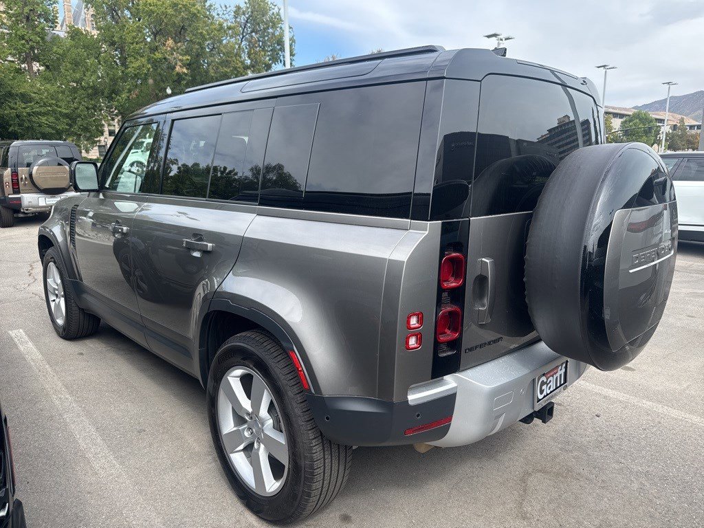 2025 Land Rover Defender 110 S photo 3