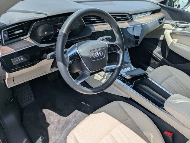 2022 Audi e-tron Premium Plus photo 10
