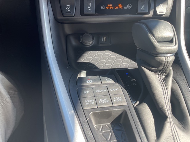 2025 Toyota RAV4 XLE photo 24