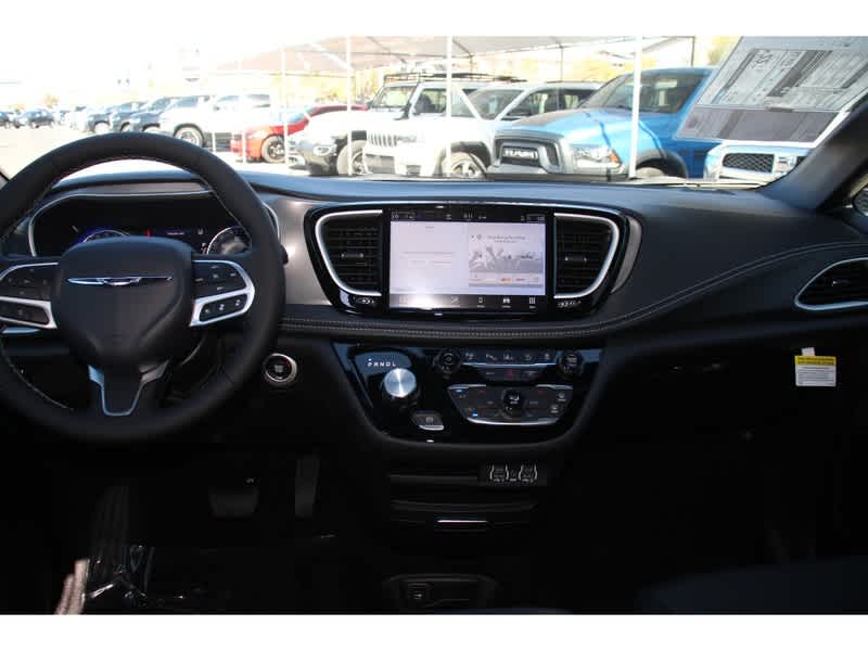 2025 Chrysler Pacifica photo 17