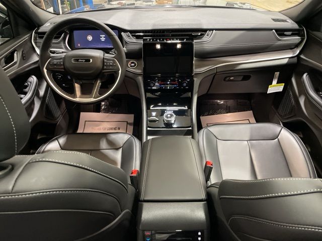 2025 Jeep Grand Cherokee Limited photo 2