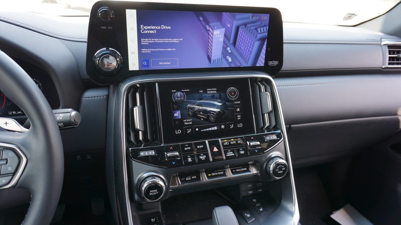 2025 Lexus LX photo 16
