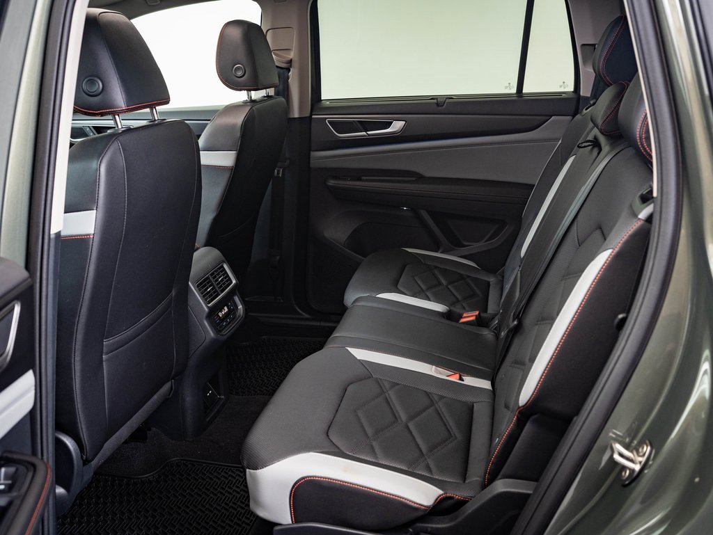 2025 Volkswagen Atlas Peak Edition SE photo 32