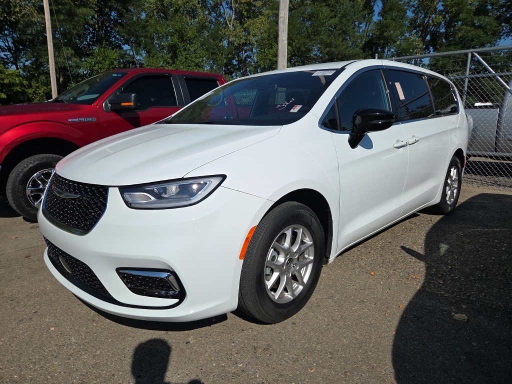 2024 Chrysler Pacifica Touring photo 3