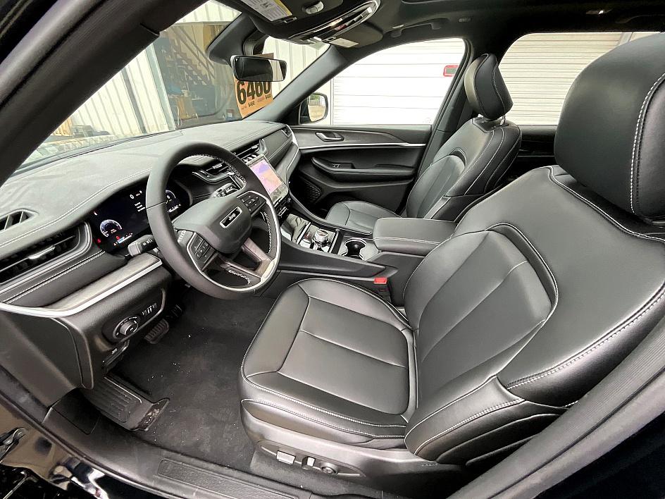 2025 Jeep Grand Cherokee Limited photo 13