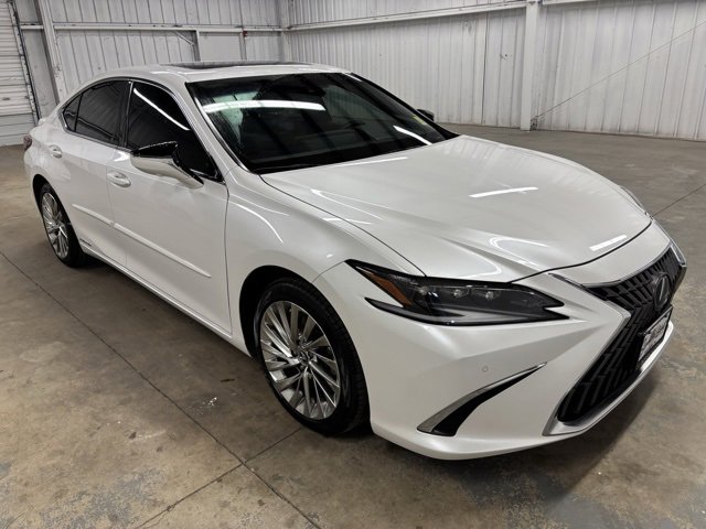 2022 Lexus ES Hybrid 300h Ultra Luxury's photo