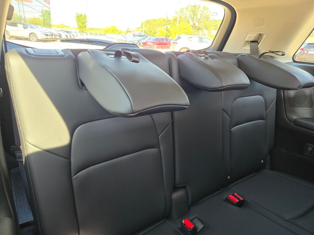 2025 Nissan Pathfinder Platinum photo 11